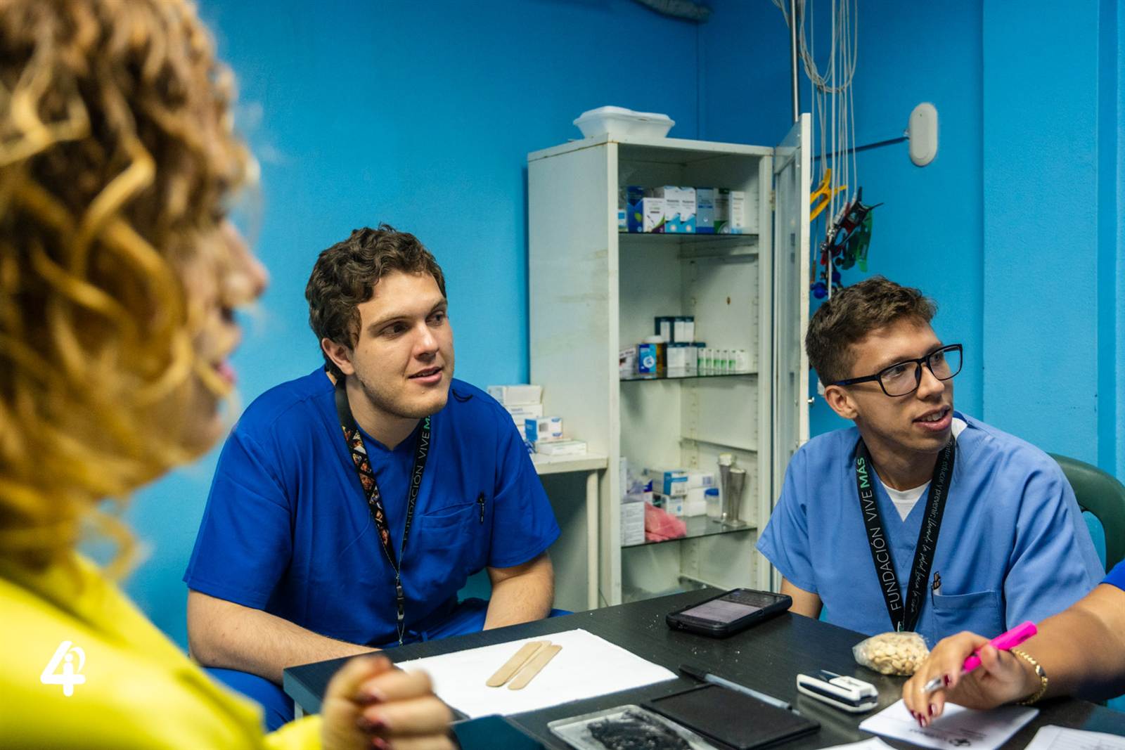 Equipo médico en clínica fija